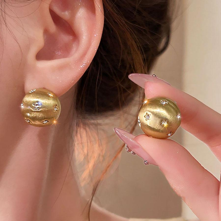 18k zircon brushed round earrings exaggerated light luxury stud earrings fashionable versatile earrings
18k zircon brushed round earrings exaggerated light luxury stud earrings fashionable versatile earrings