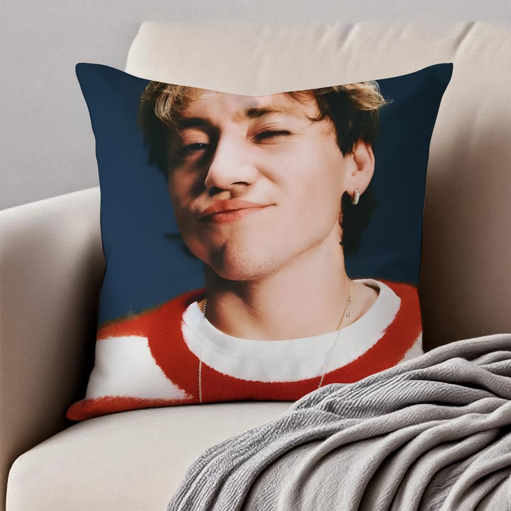 Latin Handsome Singer PPaulo Londra Cushion Cover Pillowcase Antidustmite Invisible Zipper Short Plush Sofa Cushion 30X30cm
Latin Handsome Singer PPaulo Londra Cushion Cover Pillowcase Antidustmite Invisible Zipper Short Plush Sofa Cushion 30X30cm