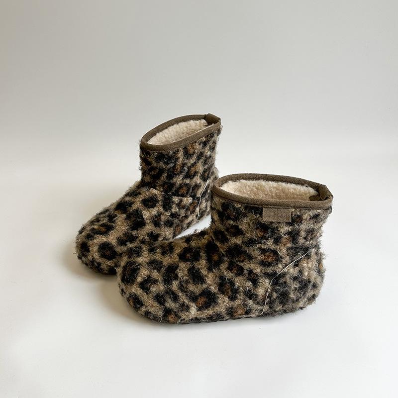 Women s lightweight belt thick sole winter warm a foot stirrup snow boots padded lining non-slip wear casual sports plush cotton boots 40 леопард друку кольору
Women s lightweight belt thick sole winter warm a foot stirrup snow boots padded lining non-slip wear casual sports plush cotton boots 40 леопард друку кольору