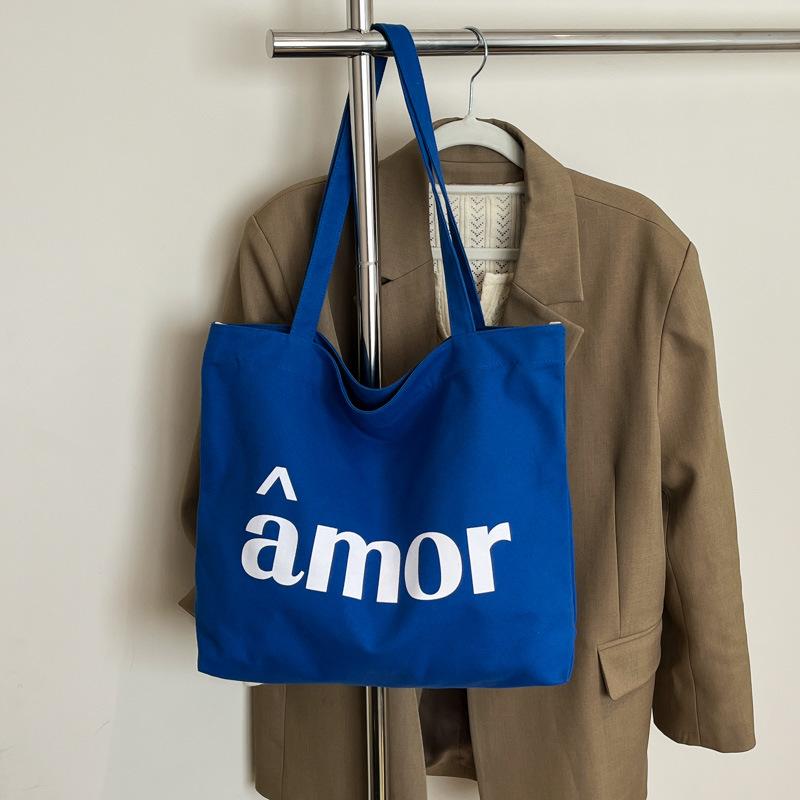 Fashion trend casual simple texture large capacity bag 2025 summer new foreign style women shoulder tote bag синій
Fashion trend casual simple texture large capacity bag 2025 summer new foreign style women shoulder tote bag синій