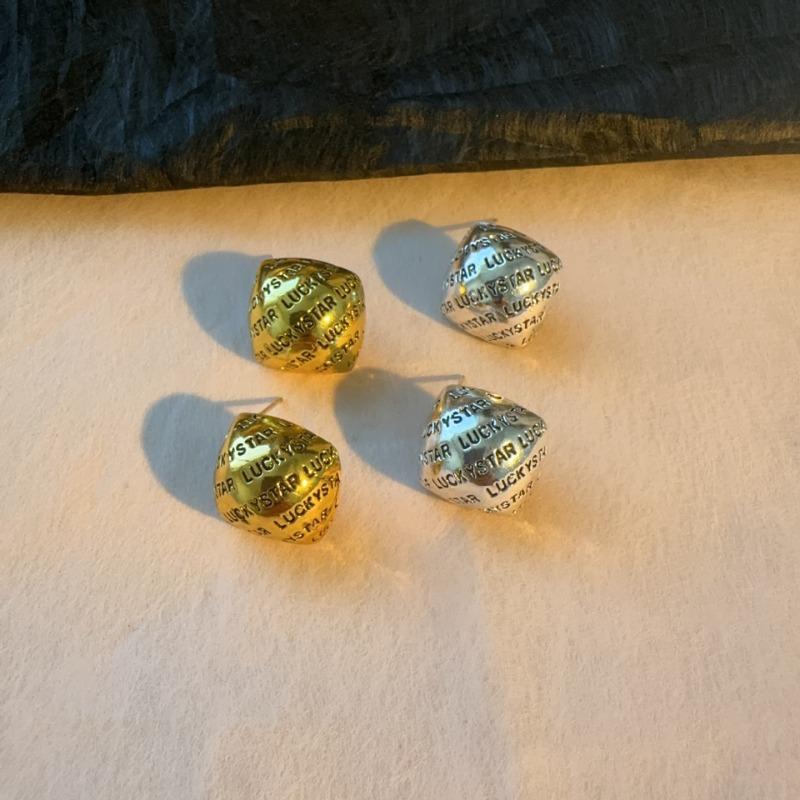 New French Diamond Letter Earrings with Retro Hollow Out Small Fragrant Style Square Earrings, Geometric High-end Versatile Earrings for Women срібний
New French Diamond Letter Earrings with Retro Hollow Out Small Fragrant Style Square Earrings, Geometric High-end Versatile Earrings for Women срібний