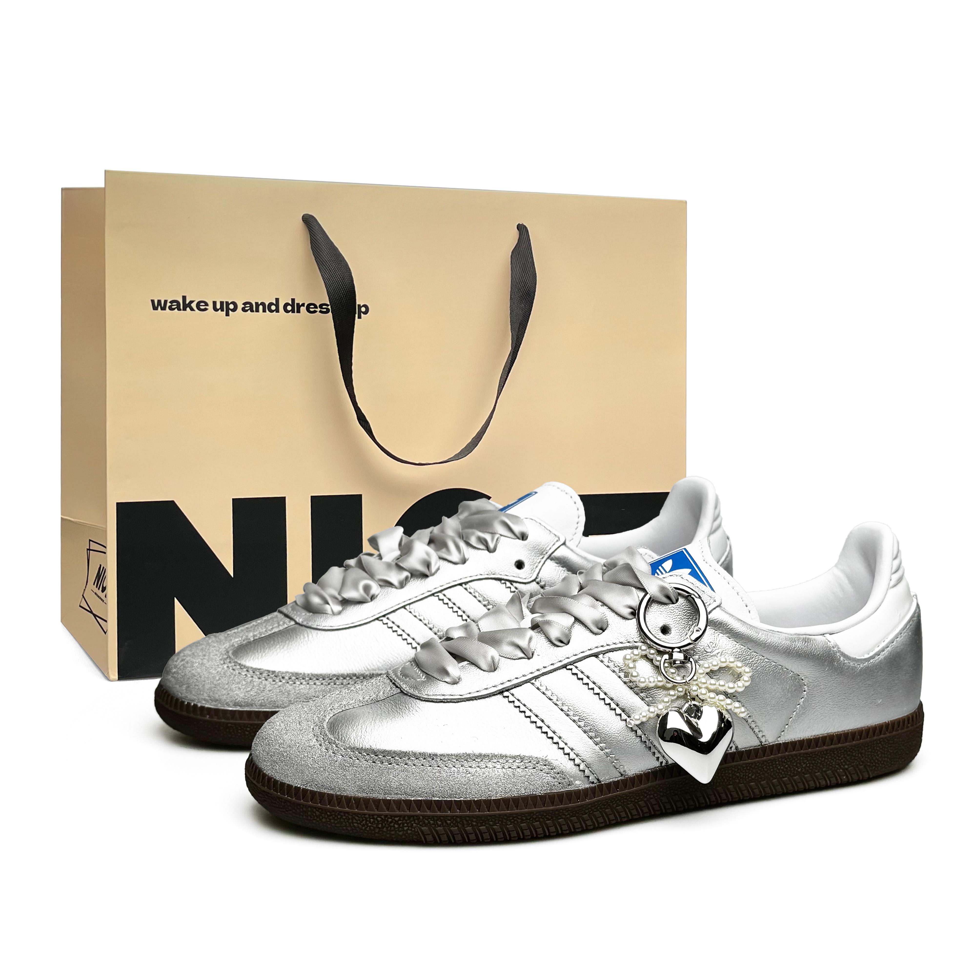 Adidas Originals SAMBA OG Moonlight Ballet Silver Ribbon Lightweight Low top Skateboard Shoes Unisex Silver B75806(Team920-SBOX) 38
Adidas Originals SAMBA OG Moonlight Ballet Silver Ribbon Lightweight Low top Skateboard Shoes Unisex Silver B75806(Team920-SBOX) 38