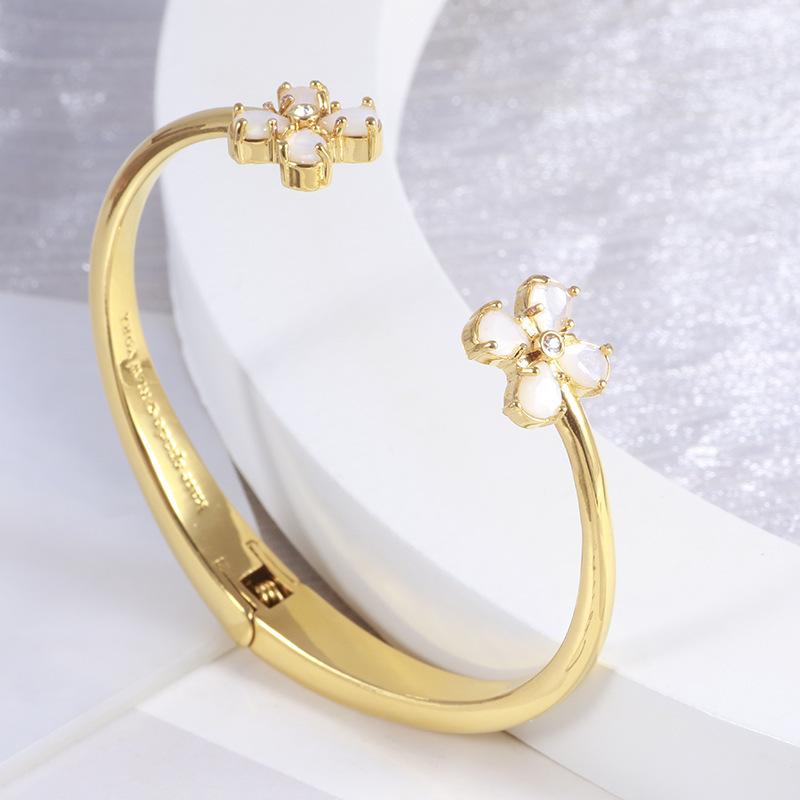 European And American Wholesale Inlaid Fritillaria Lucky Flowers Open Stretch Bracelet Female Bracelet
European And American Wholesale Inlaid Fritillaria Lucky Flowers Open Stretch Bracelet Female Bracelet