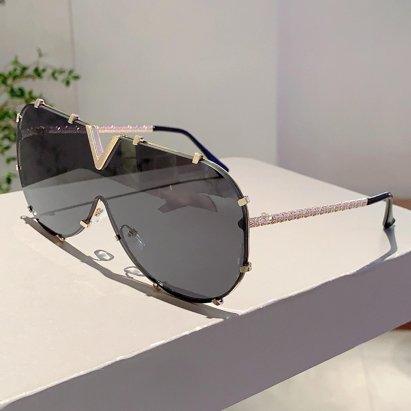 KAMMPT Vintage Oversized Sunglasses Women New Stylish Metal Rim Gradient Sun Glasses Trendy Fashion Luxury Design Outdoor Shades without case
KAMMPT Vintage Oversized Sunglasses Women New Stylish Metal Rim Gradient Sun Glasses Trendy Fashion Luxury Design Outdoor Shades without case
