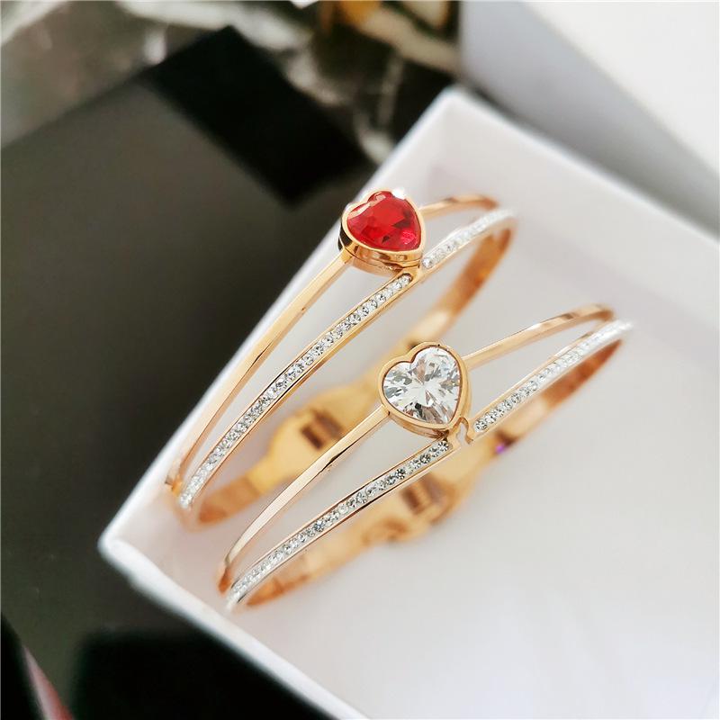 European-American Retro Rose Gold Titanium Bracelet for Women - Elegant, Simple Korean Style with Rhinestones White Heart
European-American Retro Rose Gold Titanium Bracelet for Women - Elegant, Simple Korean Style with Rhinestones White Heart