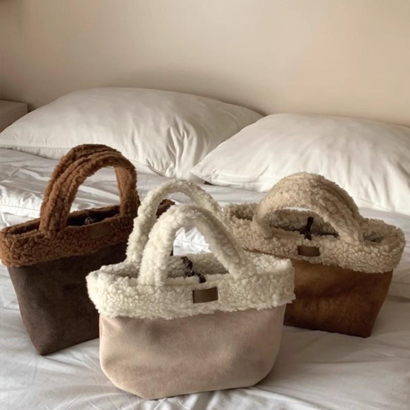 Bags Women s 2025 New Niche Design Retro Contrasting Color Imitation Lamb Hair Splicing Horn Buckle Portable Tote Bag
Bags Women s 2025 New Niche Design Retro Contrasting Color Imitation Lamb Hair Splicing Horn Buckle Portable Tote Bag