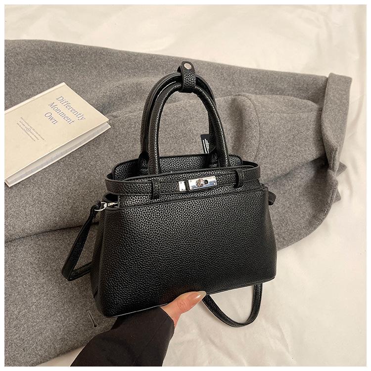 Simple and high-end texture trendy crossbody bag women s 2025 new casual foreign style small square bag fashionable versatile shoulder bag
Simple and high-end texture trendy crossbody bag women s 2025 new casual foreign style small square bag fashionable versatile shoulder bag