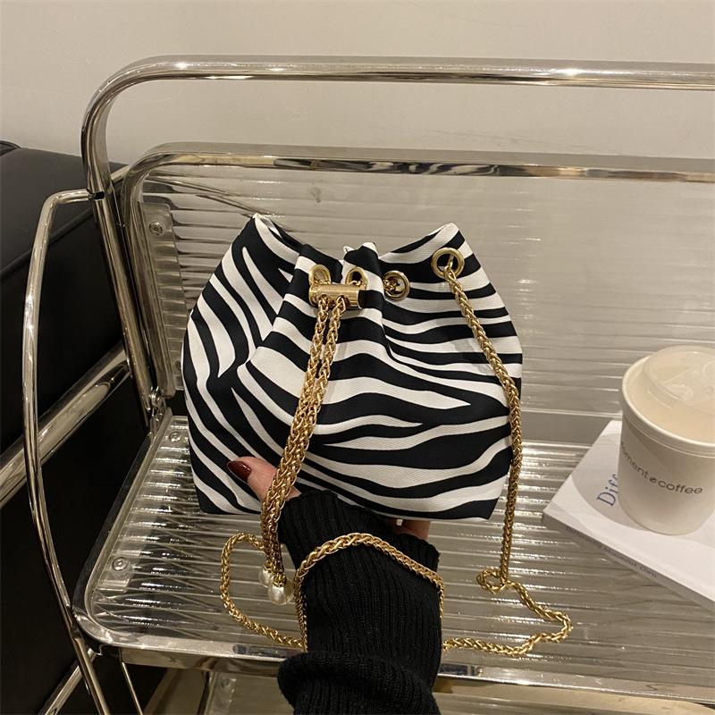 Трендовая женская сумка-ведро с леопардовым принтом, модная цепочка, модная, новая осенне-зимняя, уличная съемка, зарубежная, индивидуальная, нишевая сумка-мессенджер зебра печати
Трендовая женская сумка-ведро с леопардовым принтом, модная цепочка, модная, новая осенне-зимняя, уличная съемка, зарубежная, индивидуальная, нишевая сумка-мессенджер зебра печати