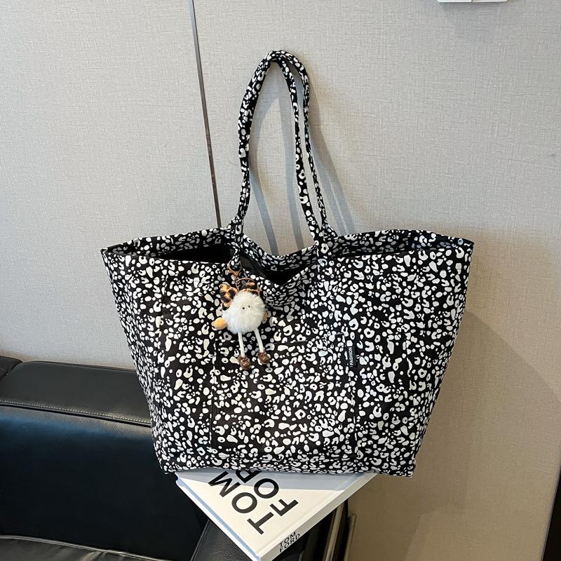 Pink Leopard Print Canvas Tote Bag Large Capaci Single Oulder Bag Faiable Commuter Handbag Women s Bag Tote Bags for Women No pendant чёрный
Pink Leopard Print Canvas Tote Bag Large Capaci Single Oulder Bag Faiable Commuter Handbag Women s Bag Tote Bags for Women No pendant чёрный