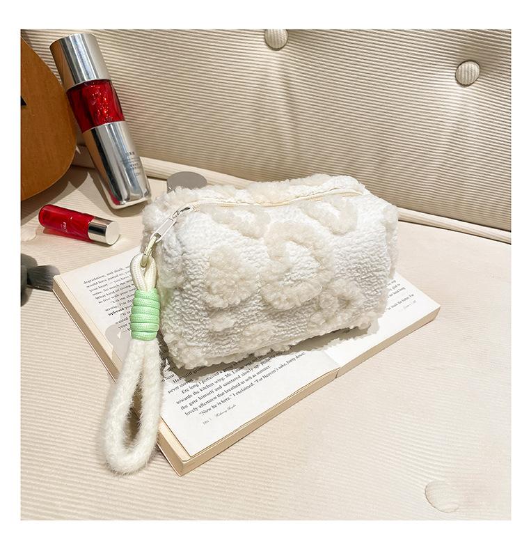 Simple Hand-held Bag Women Can Hold Mobile Phone Plush Storage Zipper 17X7X9CM белый
Simple Hand-held Bag Women Can Hold Mobile Phone Plush Storage Zipper 17X7X9CM белый