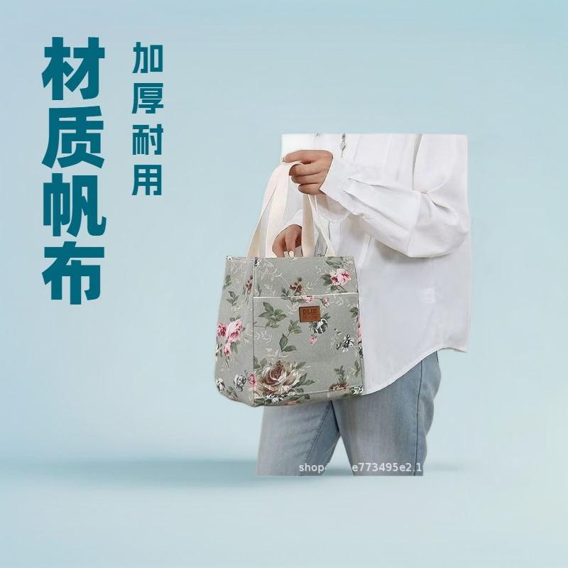 Large-capacity layer bento bag, casual office workers bring meals, portable lunch bags, and hand-carried lunch box bags.
Large-capacity layer bento bag, casual office workers bring meals, portable lunch bags, and hand-carried lunch box bags.