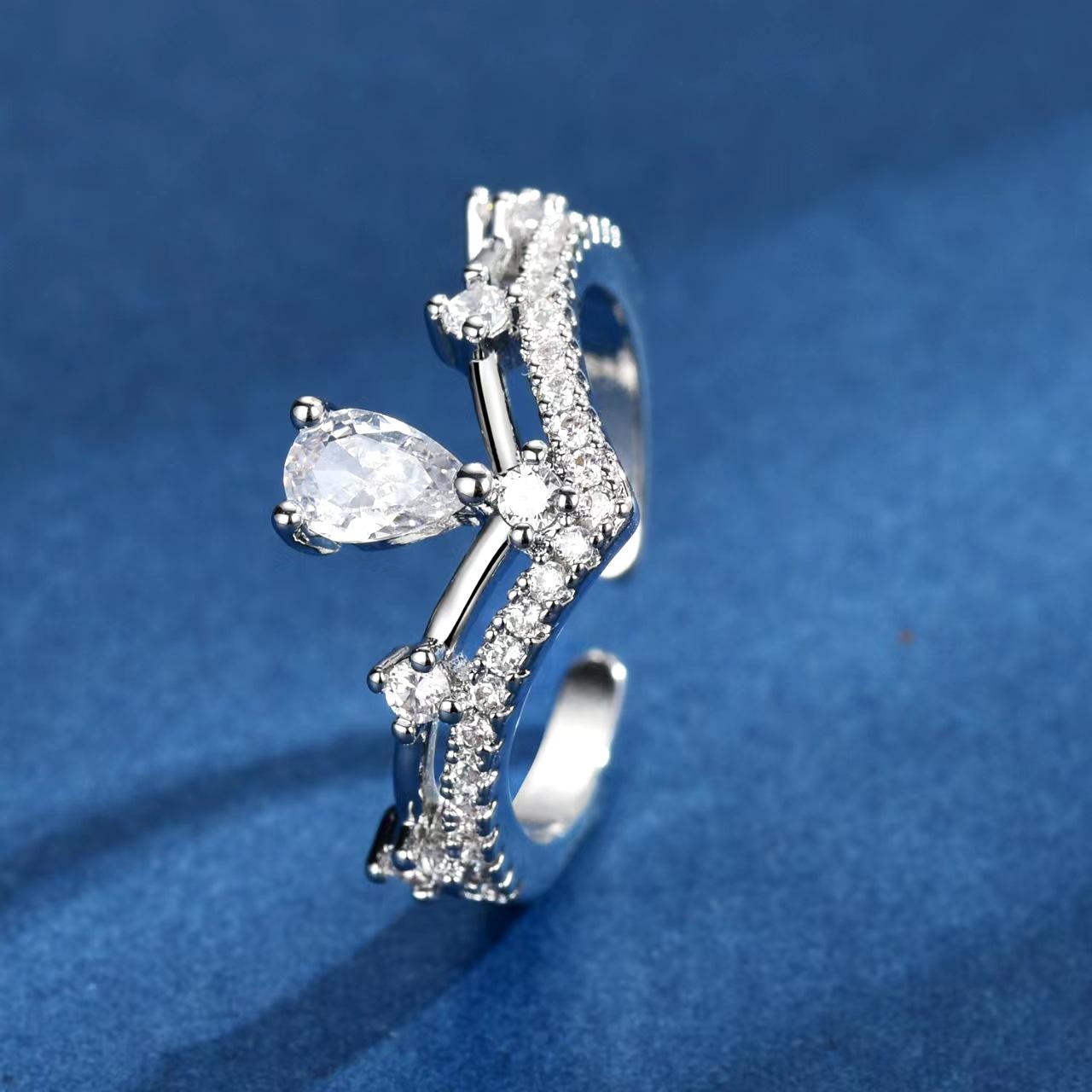 30 Point Princess Cut V Shape Diamond Ring Fashionable Light Luxury Daily Elegant High End Temperament Female Ring Adjustable opening срібний
30 Point Princess Cut V Shape Diamond Ring Fashionable Light Luxury Daily Elegant High End Temperament Female Ring Adjustable opening срібний