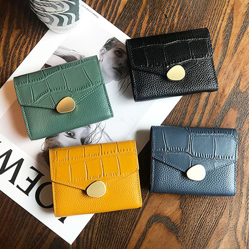 Natural cowhide half-crocodile pattern gold-decorated mini wallet Yellow
Natural cowhide half-crocodile pattern gold-decorated mini wallet Yellow