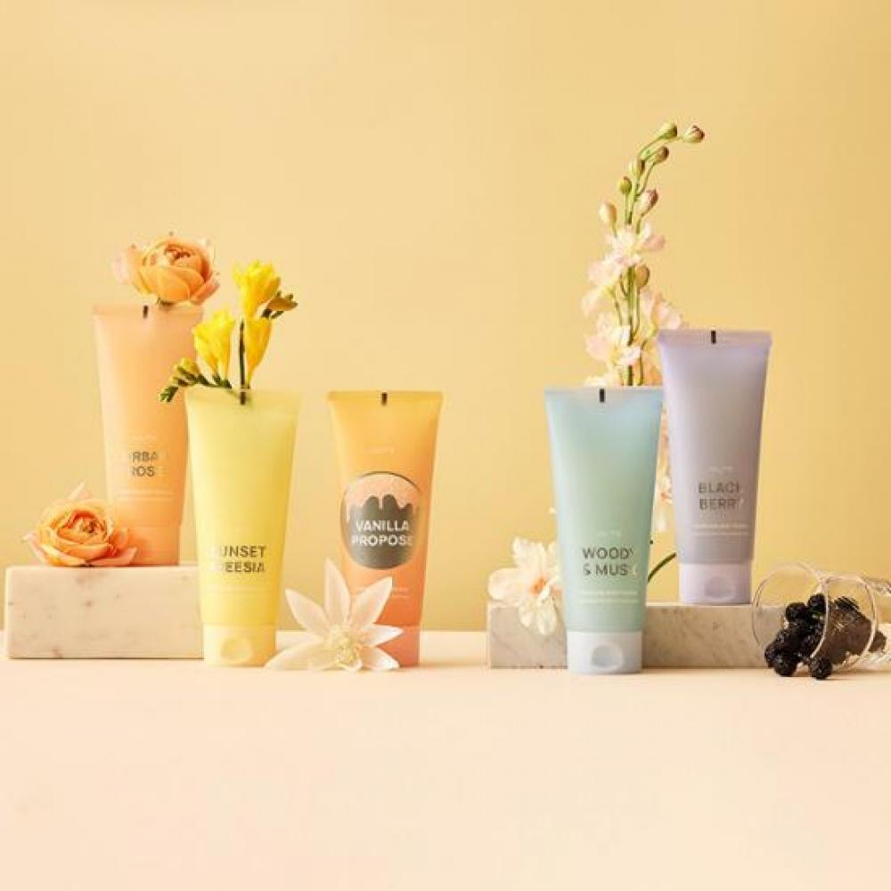 Julymi Body Scrub 200ml Choose 1 out of 3 types (Woody/Sunset/Blackberry) Sunset Freesia 200ml
Julymi Body Scrub 200ml Choose 1 out of 3 types (Woody/Sunset/Blackberry) Sunset Freesia 200ml