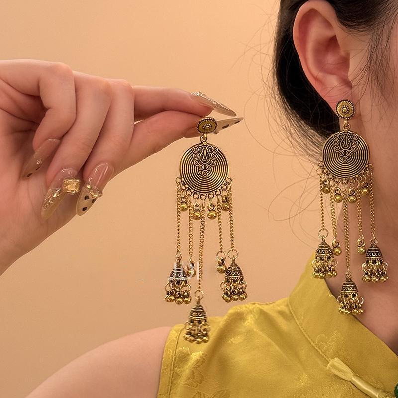 Exaggerated round fringed stud earrings retro ethnic style personalized earrings new Chinese fashion Guochao earrings
Exaggerated round fringed stud earrings retro ethnic style personalized earrings new Chinese fashion Guochao earrings