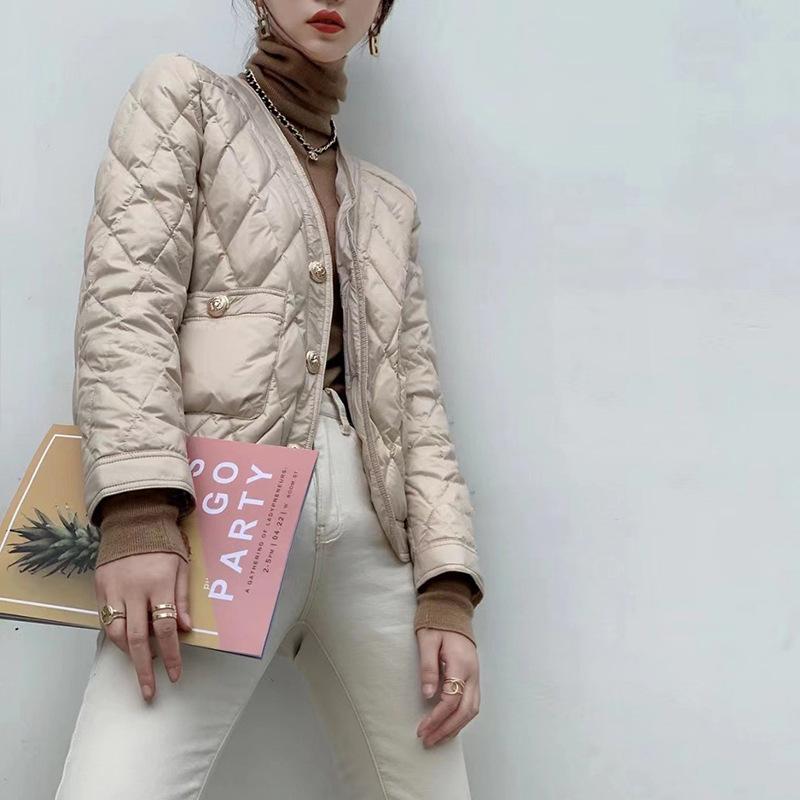 Rhombus-shaped light and thin down jacket women s short 2025 winter new gold buckle women s high-end sense small fragrant jacket tide S бежевый
Rhombus-shaped light and thin down jacket women s short 2025 winter new gold buckle women s high-end sense small fragrant jacket tide S бежевый