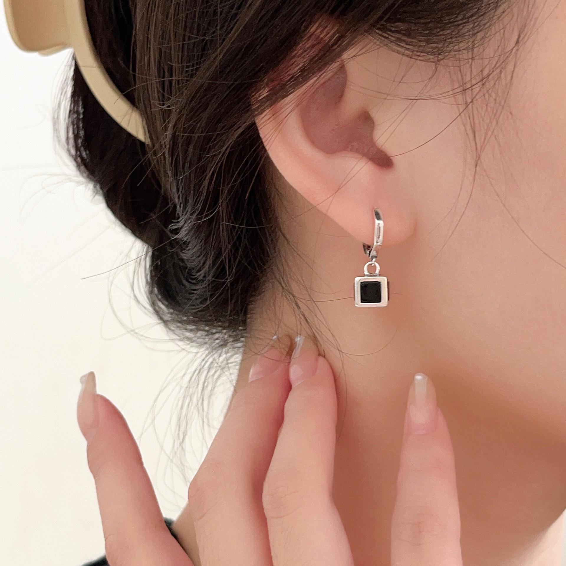 Yinruitai s925 Sterling Black Square Vintage Dangle Earrings, Hepburn Style, Unique Niche Design 925 Sterling Silver
Yinruitai s925 Sterling Black Square Vintage Dangle Earrings, Hepburn Style, Unique Niche Design 925 Sterling Silver