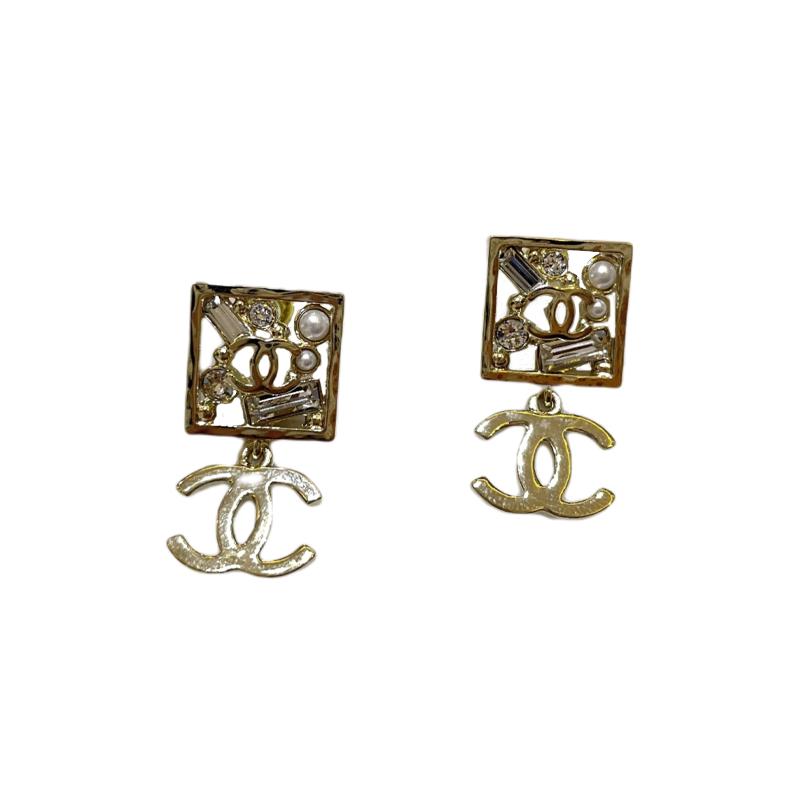 CHANEL double C logo pendant pearl rhinestone earrings gold women s style золотий
CHANEL double C logo pendant pearl rhinestone earrings gold women s style золотий