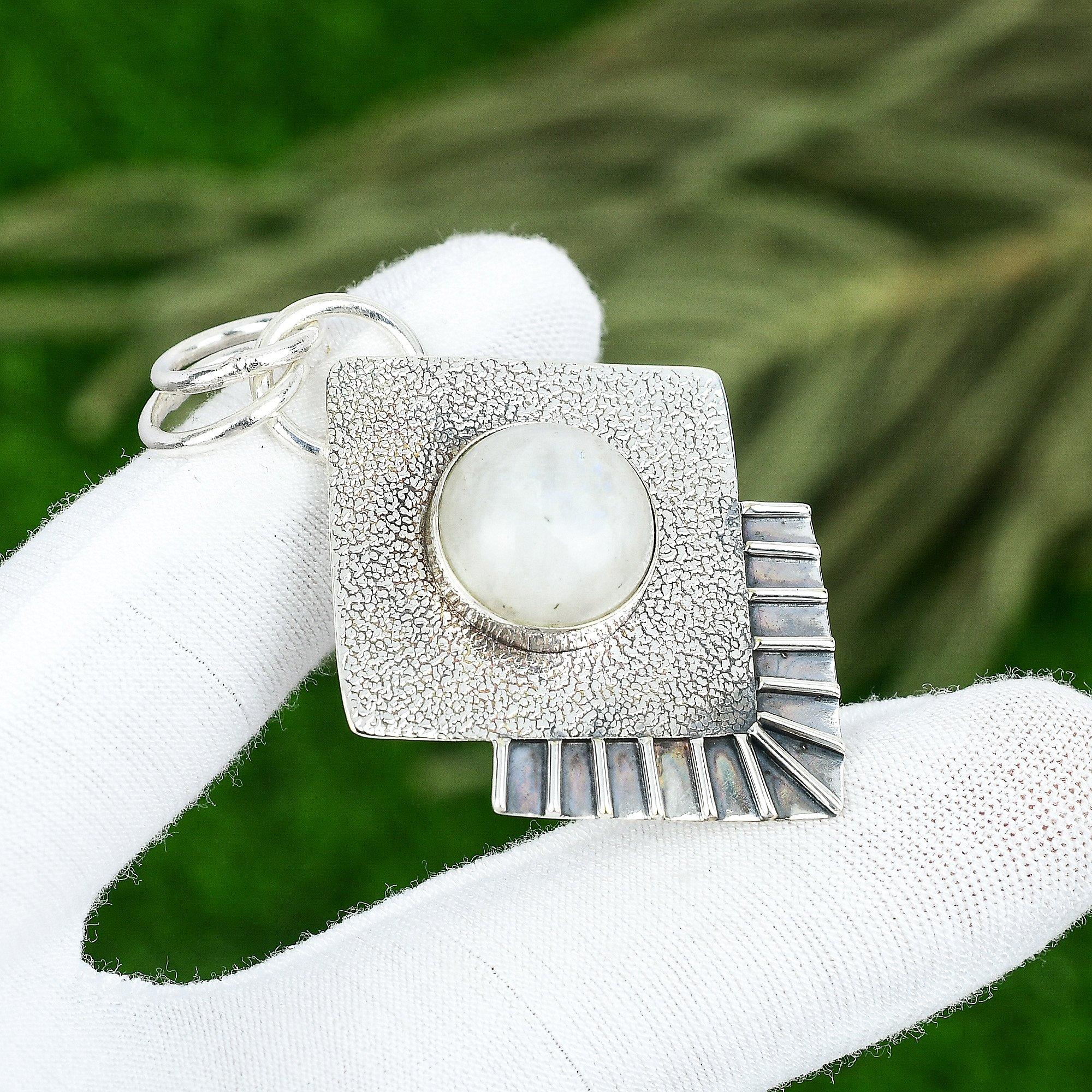 Подвеска с натуральным радужным лунным камнем из стерлингового серебра 925 пробы, индийские украшения
Подвеска с натуральным радужным лунным камнем из стерлингового серебра 925 пробы, индийские украшения