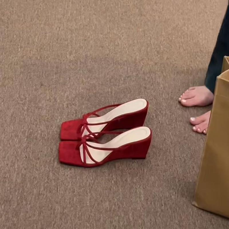 Летние женские шлепанцы 2025 года с узким ремешком, лаконичные шлепанцы с открытым носком, женские сандалии на танкетке, на каблуке для платья 42 красный
Летние женские шлепанцы 2025 года с узким ремешком, лаконичные шлепанцы с открытым носком, женские сандалии на танкетке, на каблуке для платья 42 красный