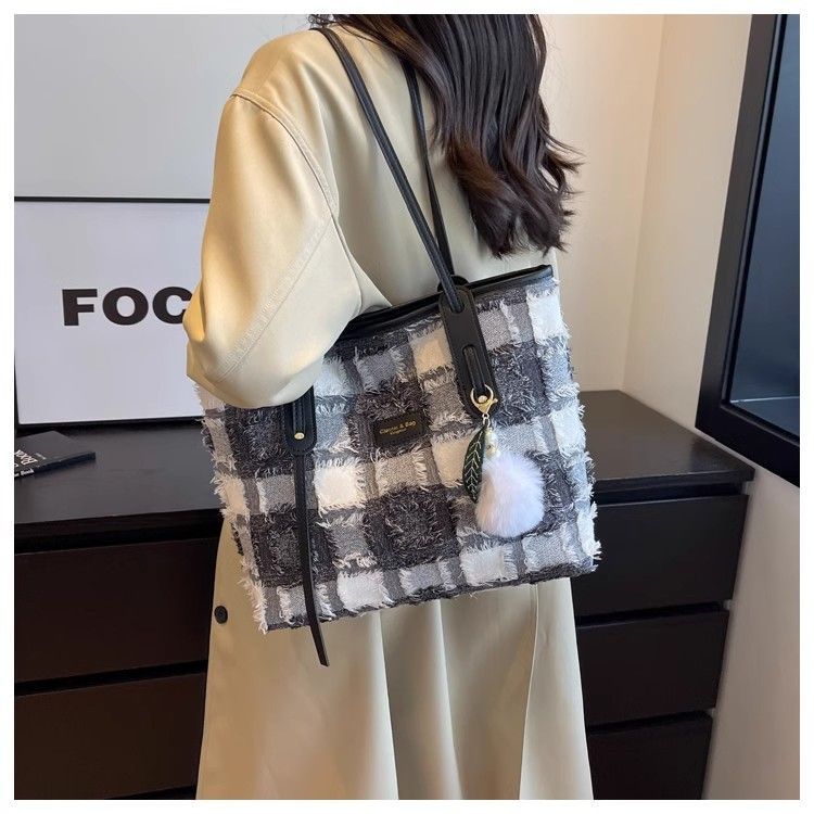 Black White Color Block Fringe Tote Bag Women Check Pattern Large Capacity Shoulder Bags Ladies Casual Commute Underarm Bag 2025 35x28x12cm чорний
Black White Color Block Fringe Tote Bag Women Check Pattern Large Capacity Shoulder Bags Ladies Casual Commute Underarm Bag 2025 35x28x12cm чорний