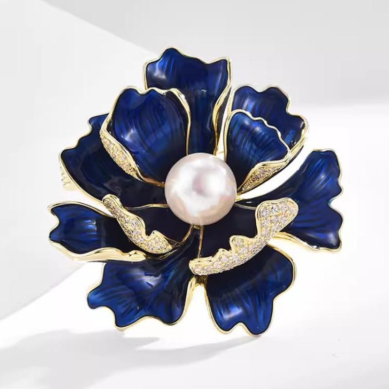 Синяя эмалевая брошь в виде цветка пиона, инкрустированная бриллиантами, ретро, нишевый и высококлассный дизайн, изысканная брошь
Синяя эмалевая брошь в виде цветка пиона, инкрустированная бриллиантами, ретро, нишевый и высококлассный дизайн, изысканная брошь
