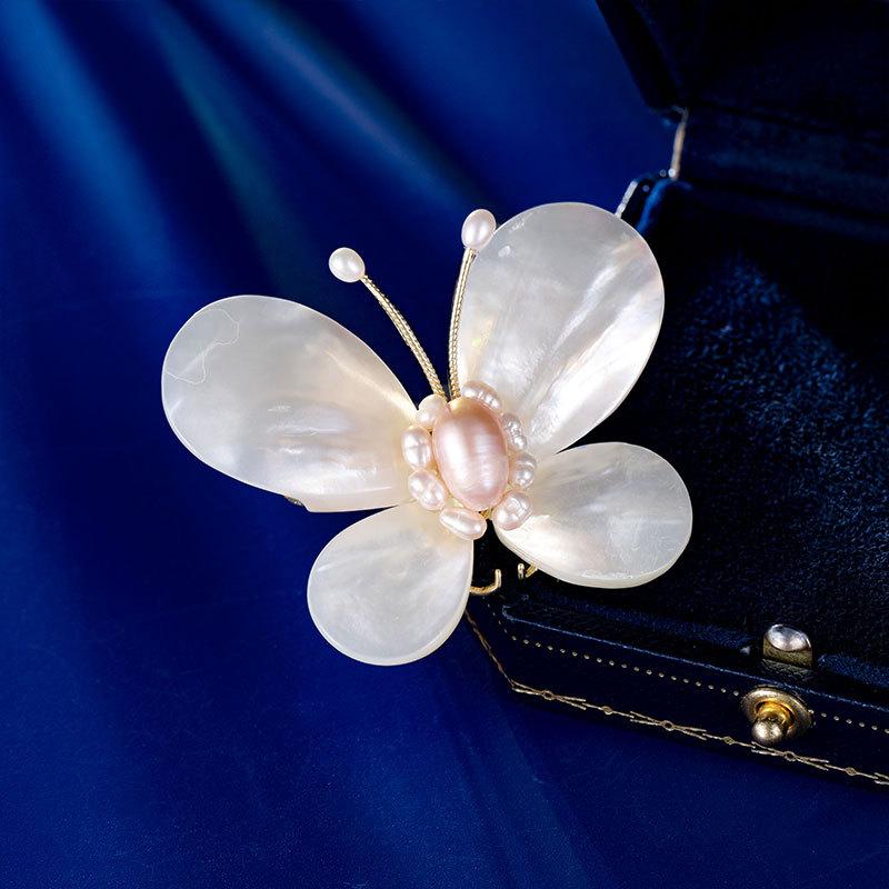 Ladies Light Luxury Design Elegant Imitation Pearl Butterfly Brooch Fashionable And Versatile Niche Design Sense Brooch
Ladies Light Luxury Design Elegant Imitation Pearl Butterfly Brooch Fashionable And Versatile Niche Design Sense Brooch