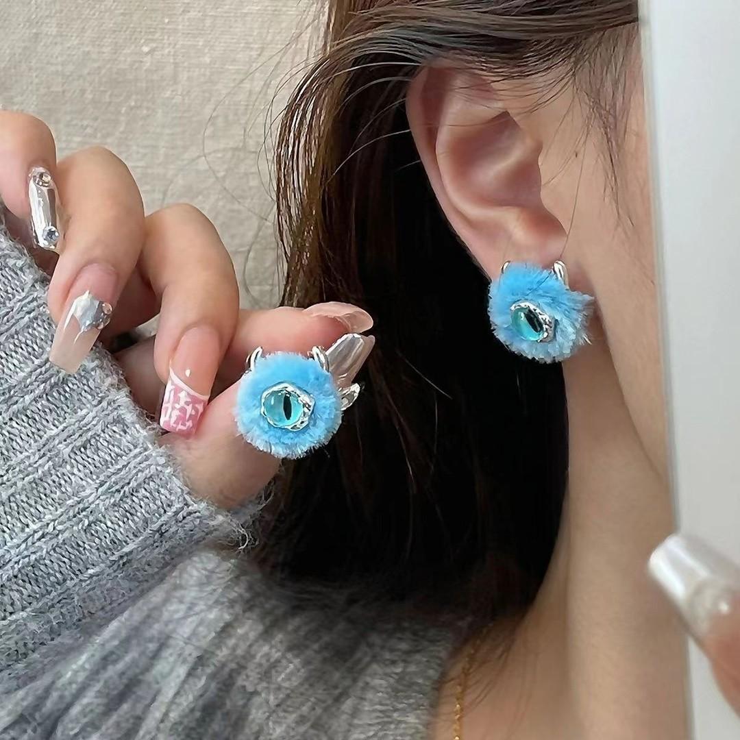 Cartoon cute plush big-eyed earrings women s light luxury high-end niche sweet earrings autumn and winter new funny earrings
Cartoon cute plush big-eyed earrings women s light luxury high-end niche sweet earrings autumn and winter new funny earrings