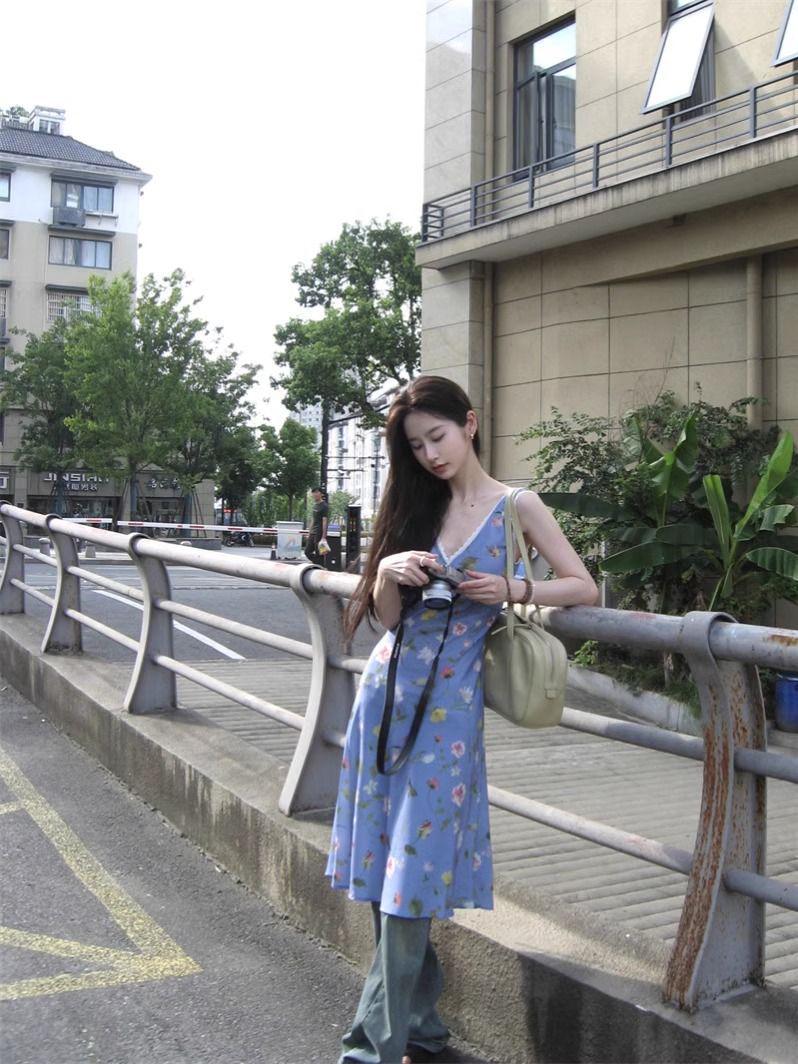 Женское летнее платье 2025 года с V-образным вырезом, без рукавов, с цветочным принтом, пляжное Large синий
Женское летнее платье 2025 года с V-образным вырезом, без рукавов, с цветочным принтом, пляжное Large синий