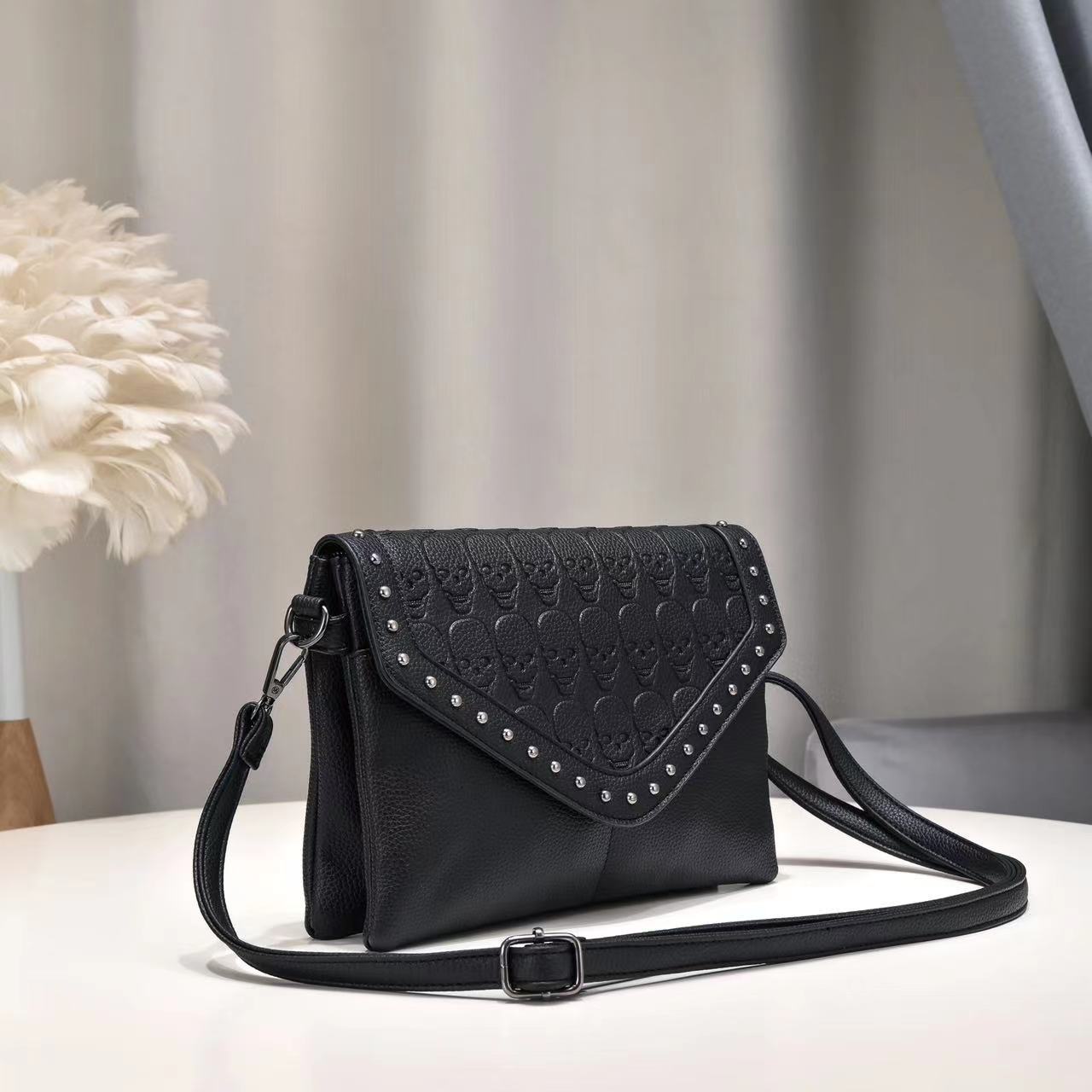 New Retro Women s European, American, and Korean Style Trendy Soft Leather Embossed Rivet Women s Bag, Hand-held Single Shoulder Diagonal Cross Bag чёрный
New Retro Women s European, American, and Korean Style Trendy Soft Leather Embossed Rivet Women s Bag, Hand-held Single Shoulder Diagonal Cross Bag чёрный