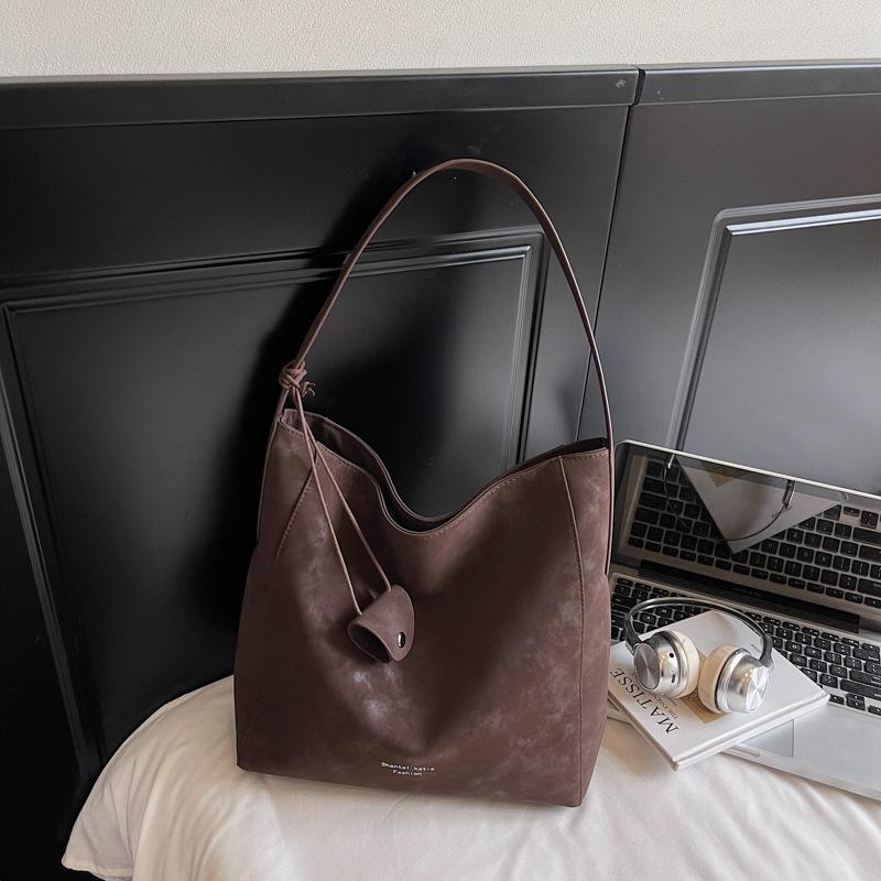 Large capacity bag women s new autumn retro fashion shoulder bag niche commuter bucket bag темно-коричневого кольору
Large capacity bag women s new autumn retro fashion shoulder bag niche commuter bucket bag темно-коричневого кольору