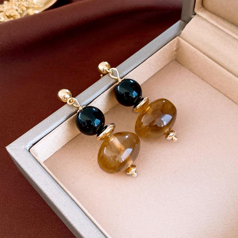 Retro Geometric Resin Silver Stud Earrings for Women - French Fashion, Simple and Elegant
Retro Geometric Resin Silver Stud Earrings for Women - French Fashion, Simple and Elegant