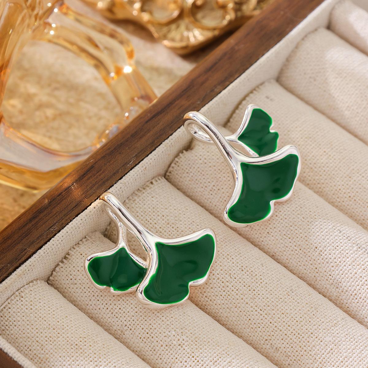 S925 Silver Needle Japanese Fresh Green Ginkgo Leaves Compact Earrings Artistic Girl Heart Minimalist Versatile
S925 Silver Needle Japanese Fresh Green Ginkgo Leaves Compact Earrings Artistic Girl Heart Minimalist Versatile