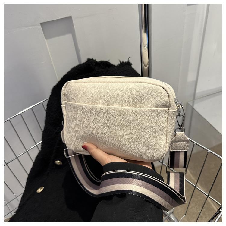 Трендовые женские сумки 2024 года, зимняя новая однотонная сумка-мессенджер из искусственной кожи, модная и повседневная простая женская сумка через плечо, маленькая квадратная сумка белый