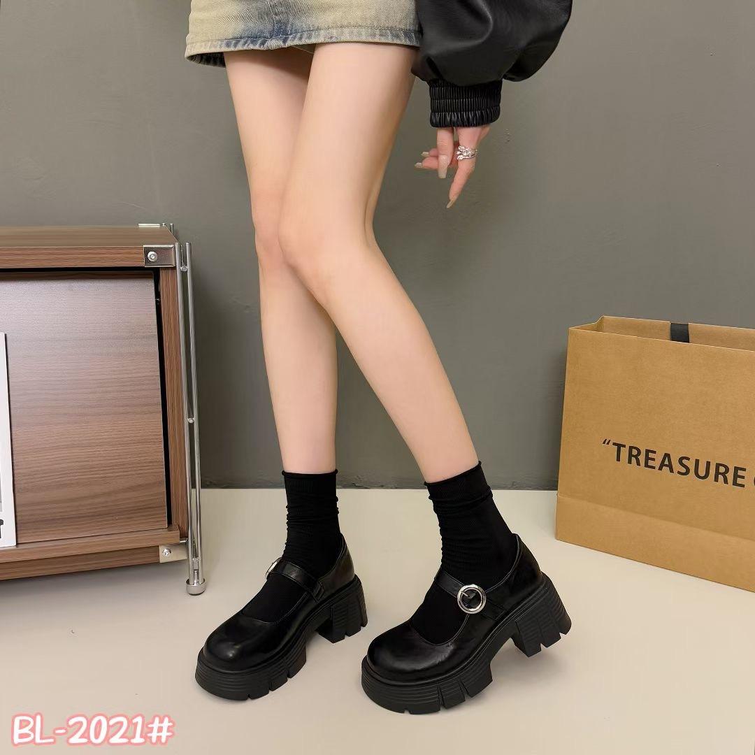 Shorty Le French high heels women s 2025 new spring and autumn retro thick heel small leather shoes Japanese Mary Jane single shoes 40 чорний
Shorty Le French high heels women s 2025 new spring and autumn retro thick heel small leather shoes Japanese Mary Jane single shoes 40 чорний