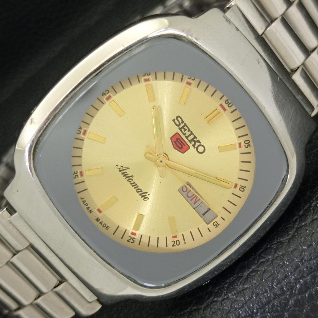 Б/У винтажные мужские часы SEIKO 5 AUTOMATIC 7009A из Японии с золотым циферблатом a433682-2 R118-a433682
Б/У винтажные мужские часы SEIKO 5 AUTOMATIC 7009A из Японии с золотым циферблатом a433682-2 R118-a433682