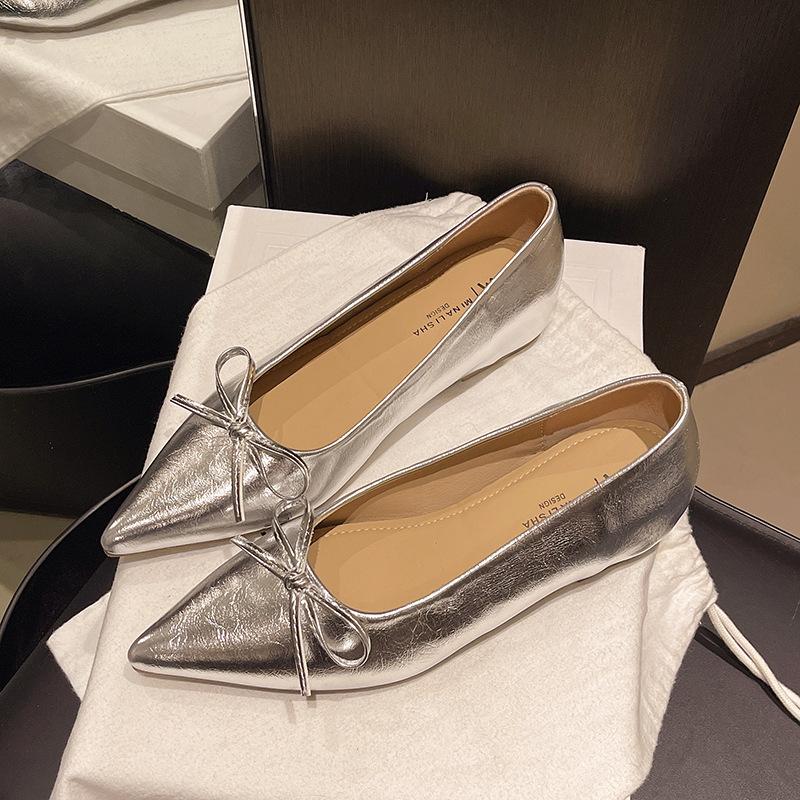 Французские туфли на мягкой подошве, женские осенние новые туфли-балетки с бантом в сказочном стиле с мелким вырезом, универсальные плоские туфли-бини 40 серебряный
Французские туфли на мягкой подошве, женские осенние новые туфли-балетки с бантом в сказочном стиле с мелким вырезом, универсальные плоские туфли-бини 40 серебряный