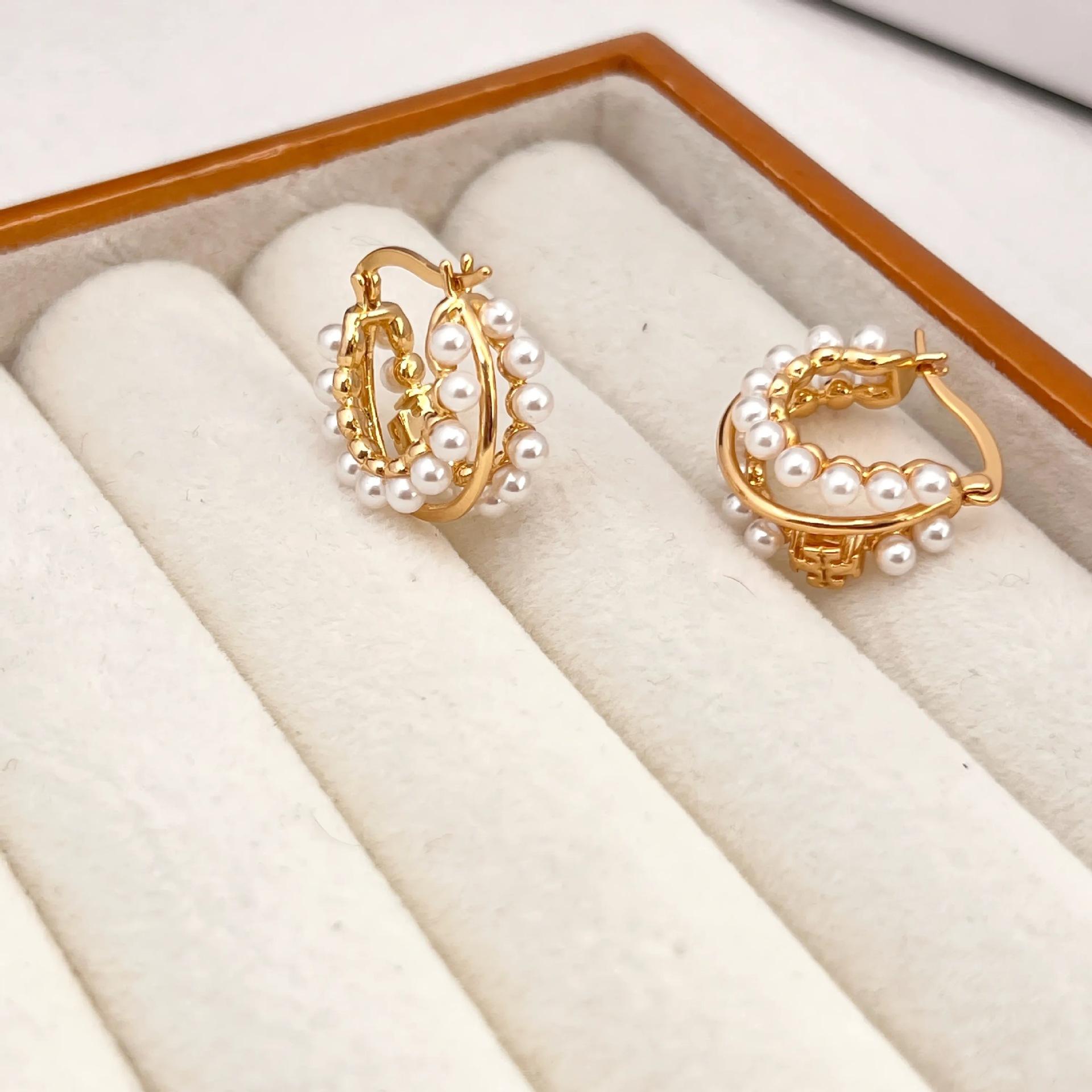 Hong Kong Style Retro Multi-Layer Metal Pearl Earrings Silver Needle French Temperament Versatile Gentle Small Fragrant Earrings Women золотой
Hong Kong Style Retro Multi-Layer Metal Pearl Earrings Silver Needle French Temperament Versatile Gentle Small Fragrant Earrings Women золотой
