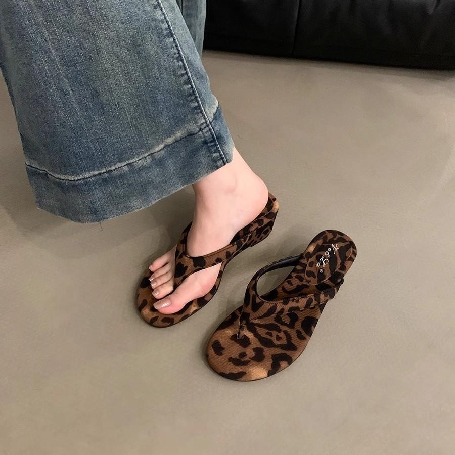 Wedge heel pinch foot flip-flop shoes women s shoes outer wear 2025 summer high heel temperament red with skirt sandals 35 синій
Wedge heel pinch foot flip-flop shoes women s shoes outer wear 2025 summer high heel temperament red with skirt sandals 35 синій