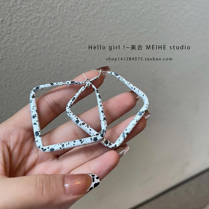 Cold wind black and white spots paint earrings Korean fashion retro geometric circle square earrings simple niche women metal spray paint
Cold wind black and white spots paint earrings Korean fashion retro geometric circle square earrings simple niche women metal spray paint