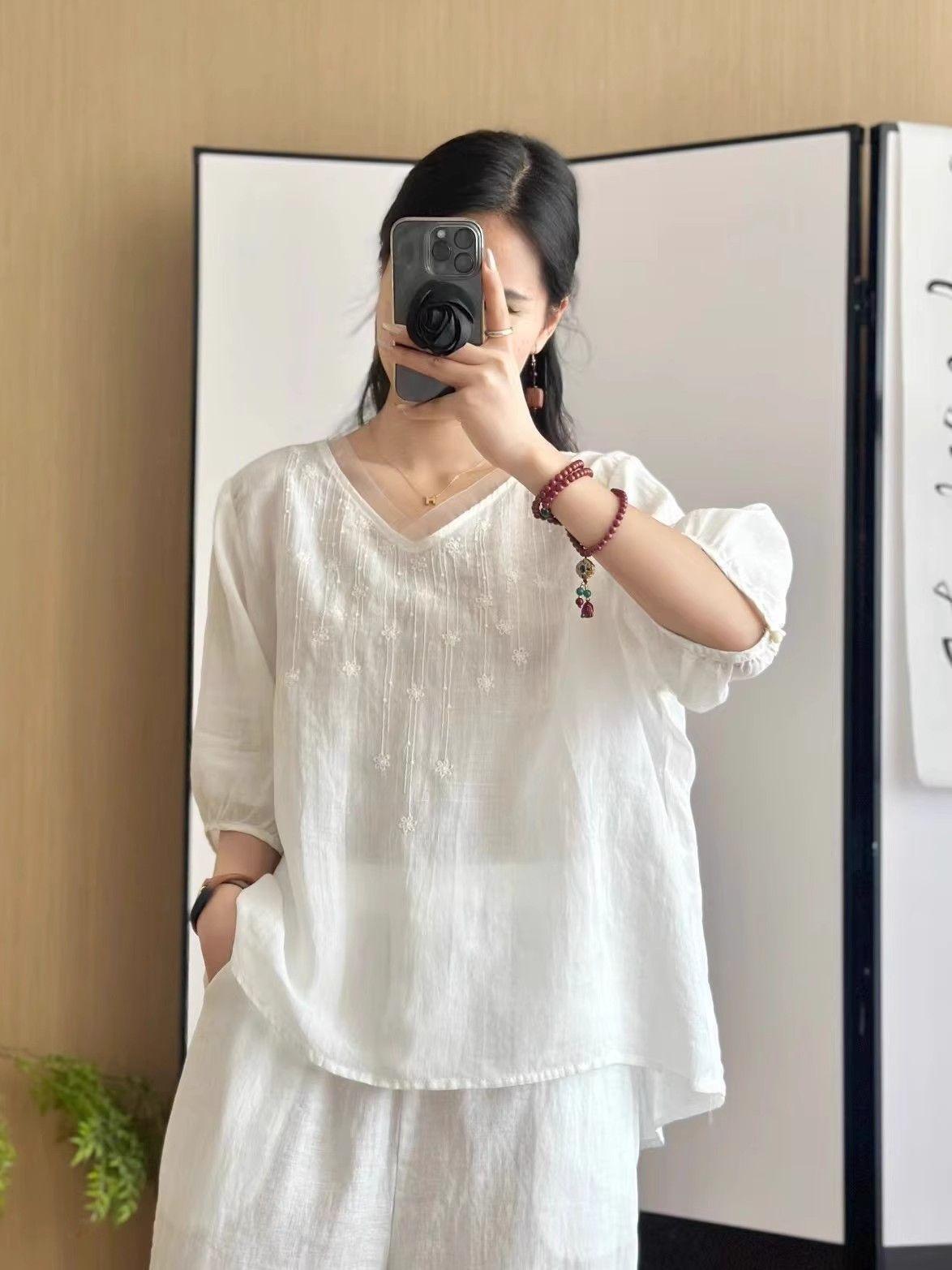 Literary retro casual mid-sleeved cotton and linen top summer new heavy industry embroidery design V-neck short-sleeved T-shirt women 3XL білий
Literary retro casual mid-sleeved cotton and linen top summer new heavy industry embroidery design V-neck short-sleeved T-shirt women 3XL білий