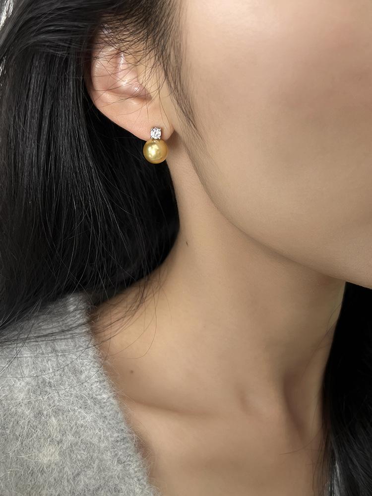 Sugar Cube Home, Spring and Summer Gentle Feather Yellow Gold Classic Princess Diana Pearl Stud Earrings Premium Earrings Women
Sugar Cube Home, Spring and Summer Gentle Feather Yellow Gold Classic Princess Diana Pearl Stud Earrings Premium Earrings Women