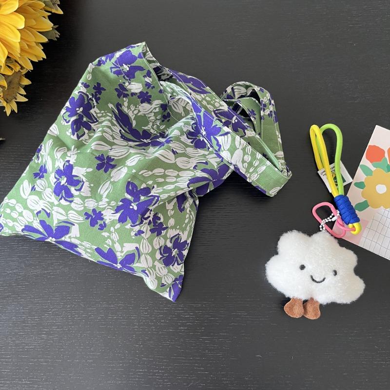 Korean version ins floral bag, light and versatile combed cotton small bag, mini thin handbag, street walking small bag
Korean version ins floral bag, light and versatile combed cotton small bag, mini thin handbag, street walking small bag