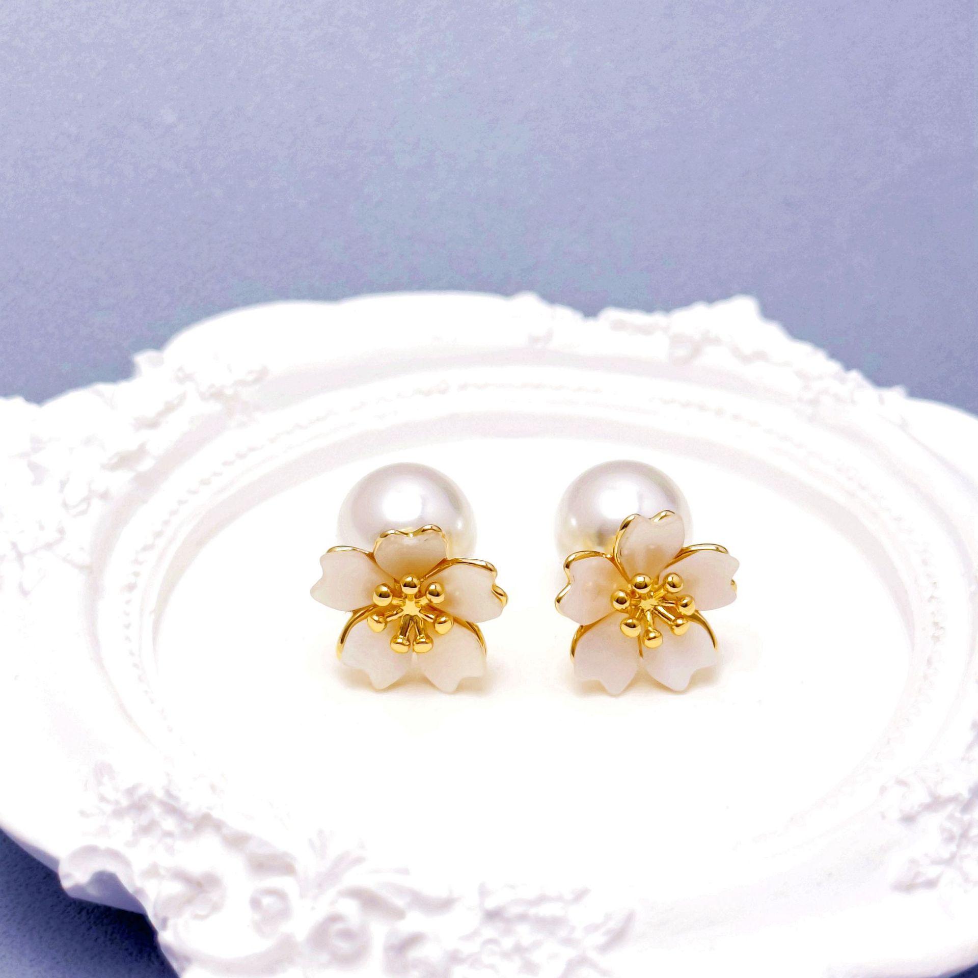 French Natural Shell Camellia Fashion Simple Temperament High Sense Light Luxury Commuting Cute Stud Earrings
French Natural Shell Camellia Fashion Simple Temperament High Sense Light Luxury Commuting Cute Stud Earrings