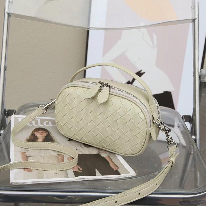 2025 Summer New Genuine Leather Handheld Small Square Bag Fashion Woven Double Zipper Single Shoulder Crossbody Small Bag Casual Women s Bag 22*13*8.5 мятный зеленый
2025 Summer New Genuine Leather Handheld Small Square Bag Fashion Woven Double Zipper Single Shoulder Crossbody Small Bag Casual Women s Bag 22*13*8.5 мятный зеленый