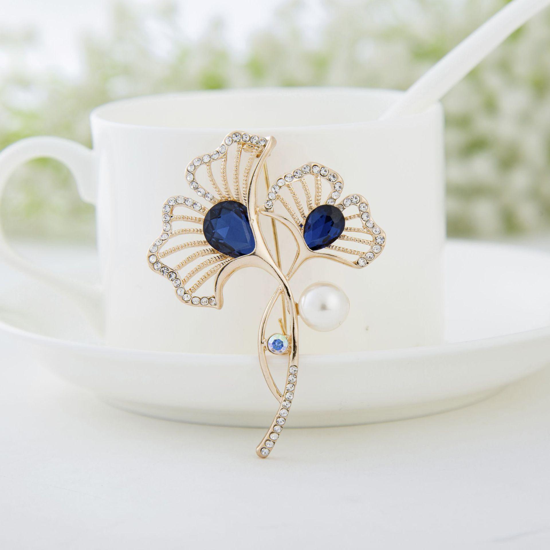 Elegant Colorful Crystal Brooch Pin - Classic European & American Clothing Accessory синий
Elegant Colorful Crystal Brooch Pin - Classic European & American Clothing Accessory синий