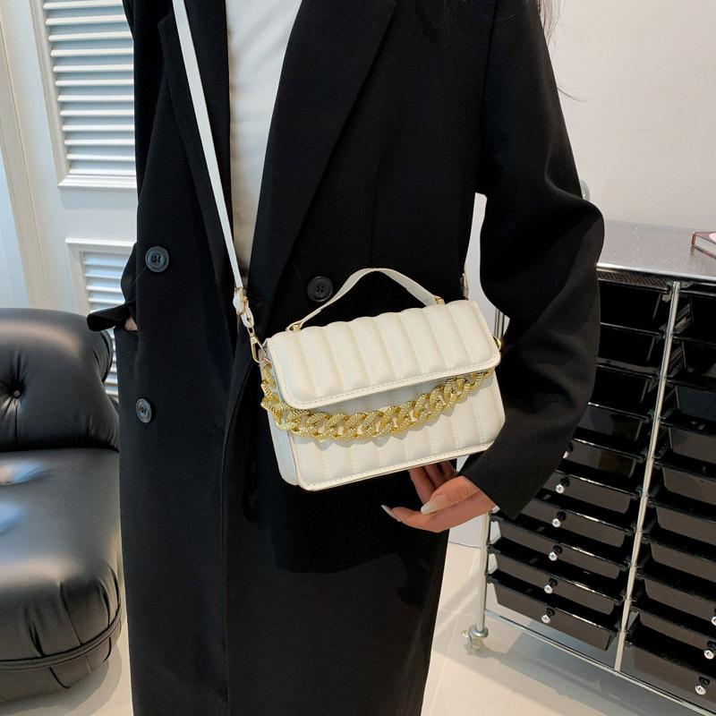 Popular indented plaid casual retro fashion shoulder messenger chain portable small square bag women чорний
Popular indented plaid casual retro fashion shoulder messenger chain portable small square bag women чорний