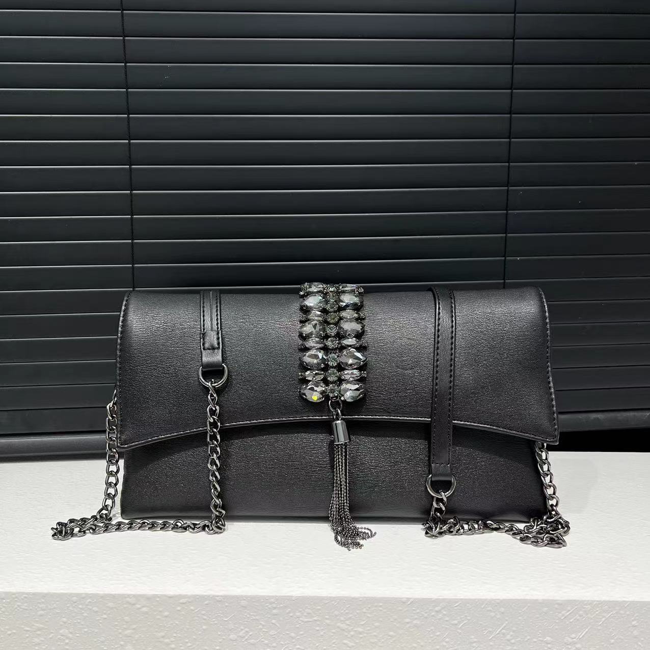 Hot Selling Women s Fashionable European and American Retro Diamond Inlaid Handbag, Japanese and Korean Trendy Shoulder Bag чорний
Hot Selling Women s Fashionable European and American Retro Diamond Inlaid Handbag, Japanese and Korean Trendy Shoulder Bag чорний
