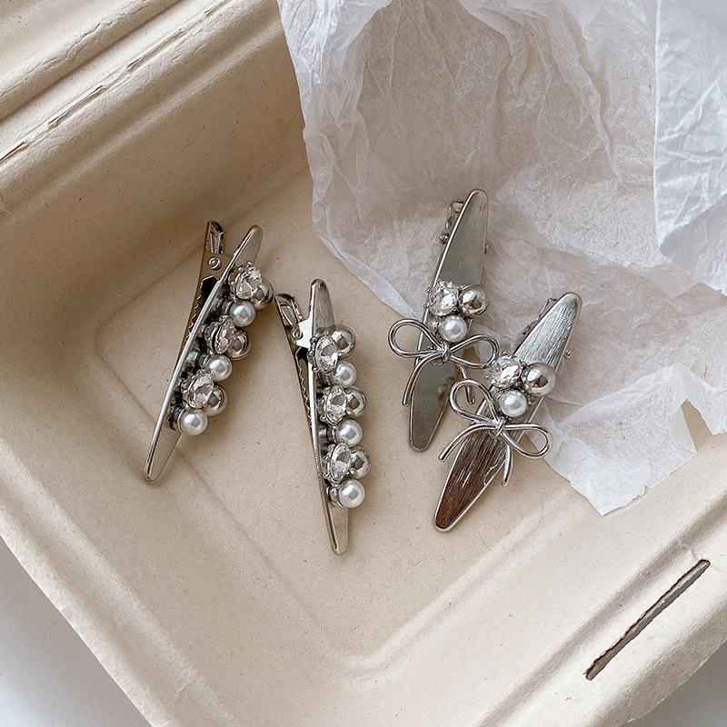 Brushed Metal Silver Duckbill Hair Clip with Rhinestone and Pearl Decor - Korean Style
Brushed Metal Silver Duckbill Hair Clip with Rhinestone and Pearl Decor - Korean Style