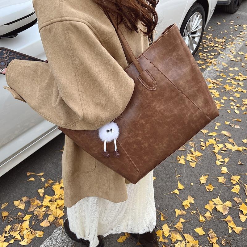 Fashion retro large-capacity handbag 2025 new casual simple shoulder bag commuter versatile tote bag 41*11*26 чёрный
Fashion retro large-capacity handbag 2025 new casual simple shoulder bag commuter versatile tote bag 41*11*26 чёрный